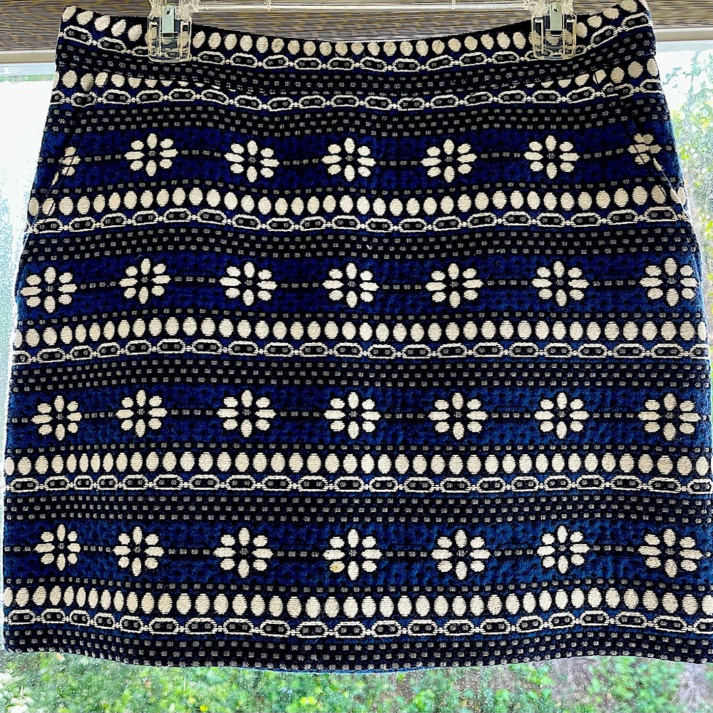 JCrew skirt.Size 6.Beautifully stitched, thick material, fully lined, w/pockets.